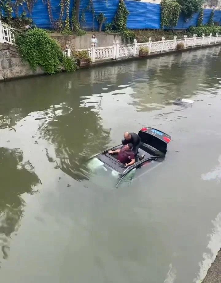 向救人者致以最高的敬意！
这是今天发生在我的老家泰州的一幕，一台小汽车据说是为了