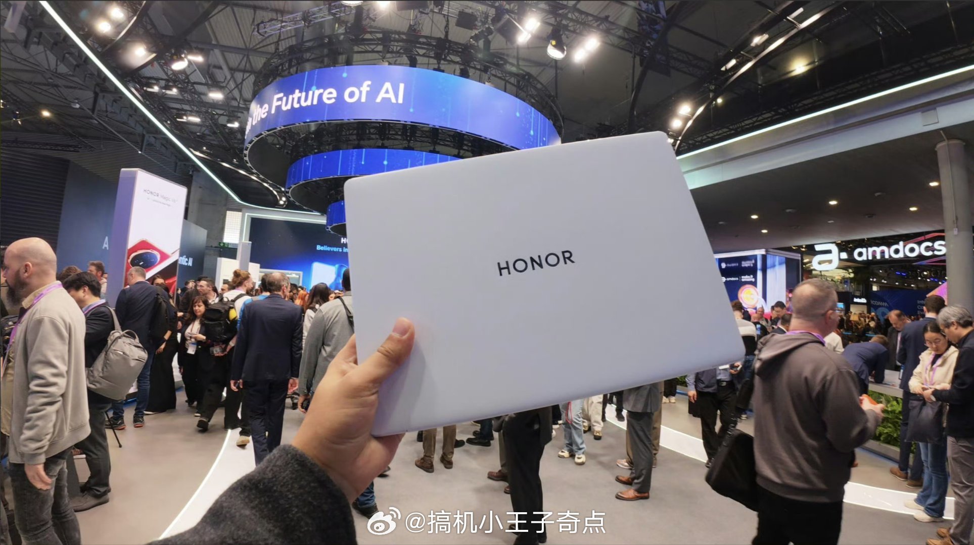 让外国人哇塞的笔记本荣耀MagicBookPro14无插电13小时实测在巴塞罗那