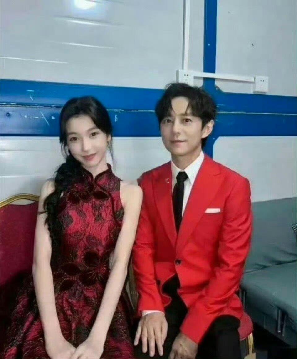 看见何炅手的生图，真切地感受到何老师老了，对比身边年轻的易梦玲，岁月痕迹真的藏不