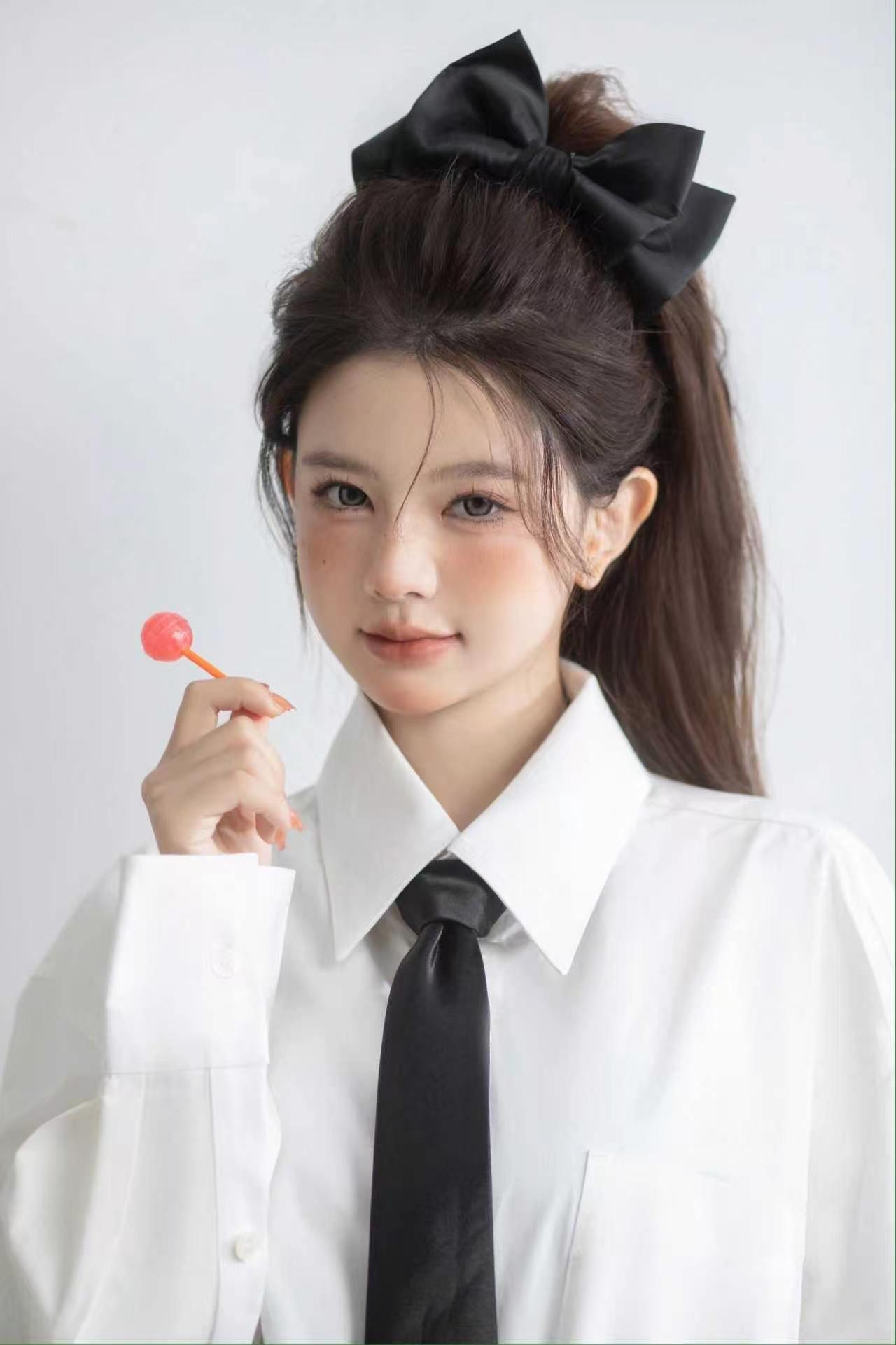 毕业多年后，还是会为那一抹藏蓝色心动。📚💙 这组学院风写真，把时间拉回那个有
