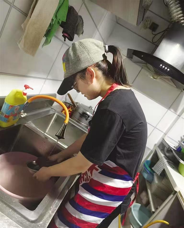 比周扒皮还黑心！湖南衡阳一名女大学生打工46天，应该发放4700块薪水，老板只给