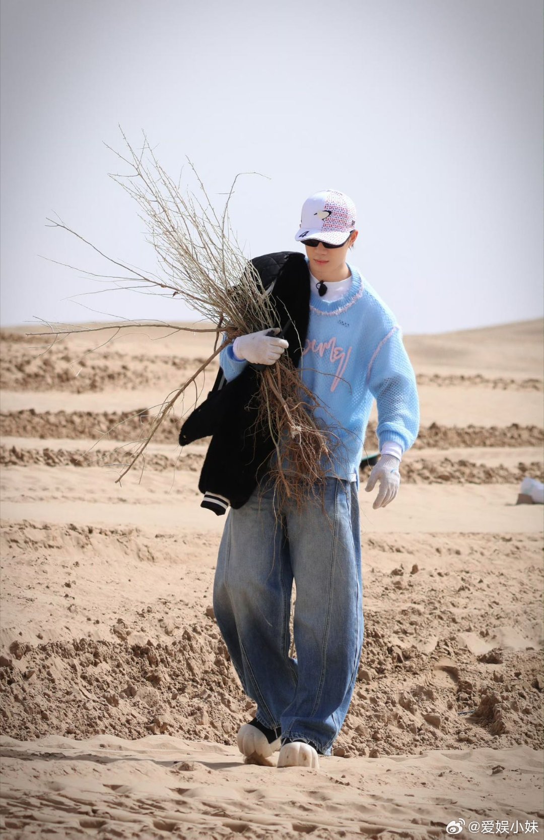 种地吧沙漠开工现场 十个勤天来到于田县沙漠开工，认真学习种植沙漠玫瑰，用自己的行