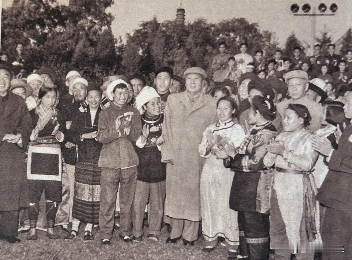 1959年，毛泽东等接见参加国庆十周年庆祝活动的少数民族代表观礼团。根据多位亲历
