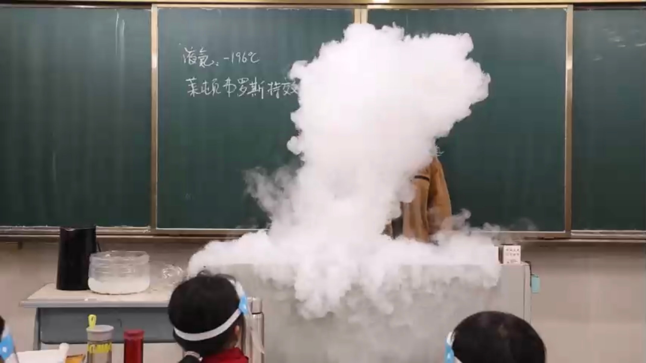 快来看，快来看，夏振东老师又在物理课上施加他的魔法了，百万粉丝博主的课堂果然是不