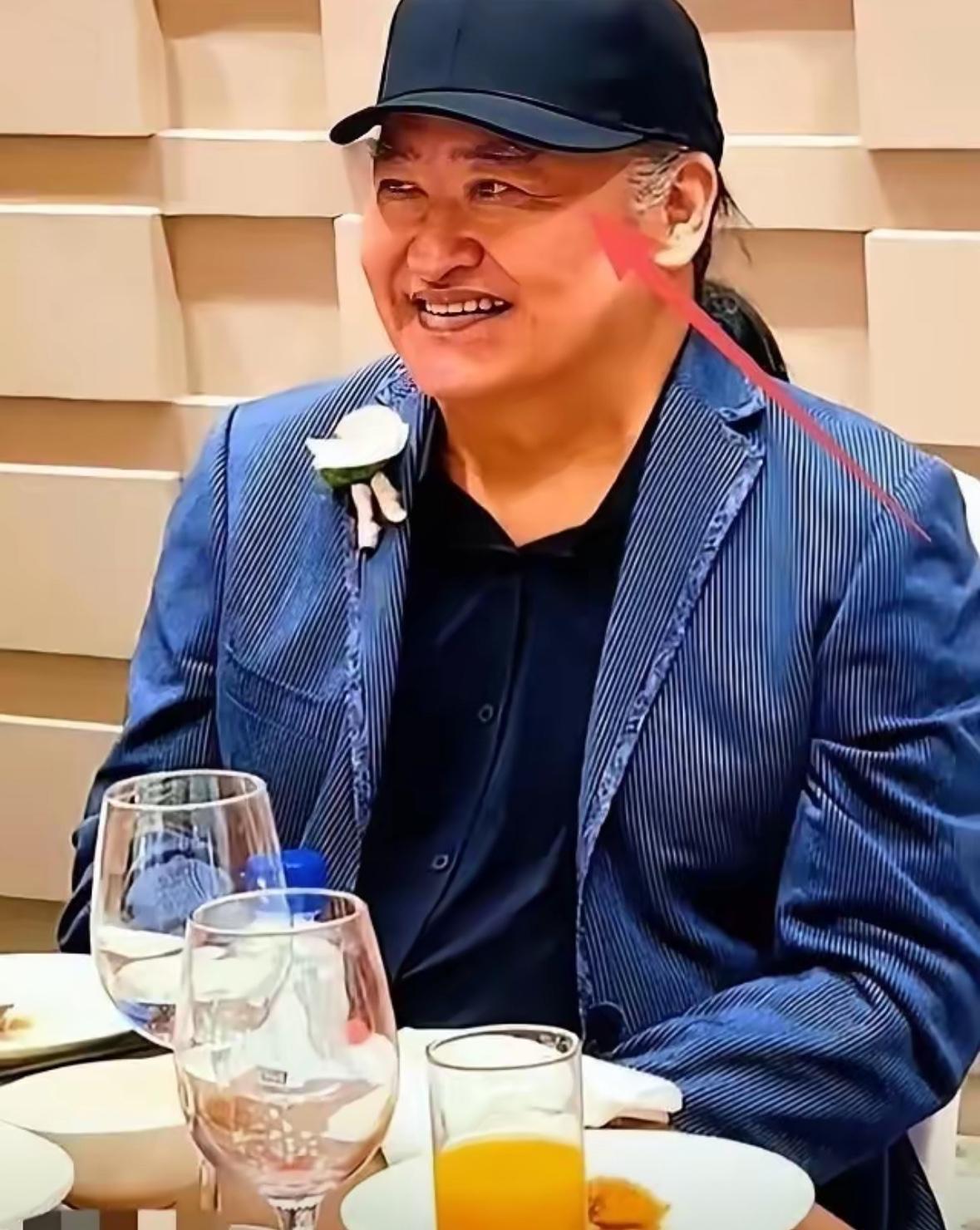 果然面相是会骗人的
刘欢就是个例子
去年10月女儿婚礼上，他能吃能喝，面色红润，