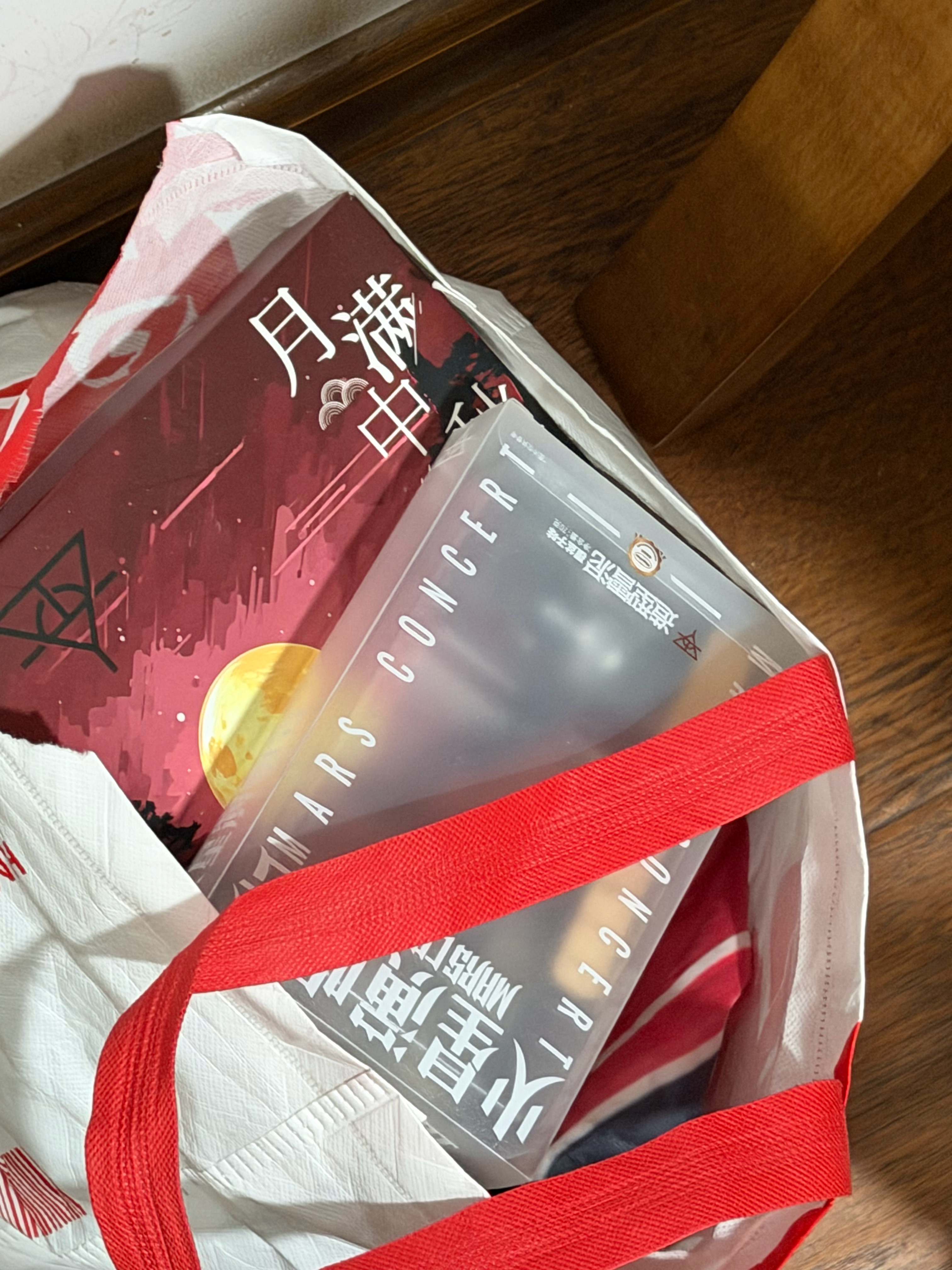 搬家的时候全都是各种收藏的盒子 