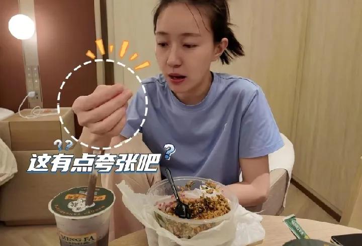 焦俊艳外卖点了一杯黑芝麻糊，喝着喝着居然喝到了一小节钢丝条，就是我们经常洗碗用的