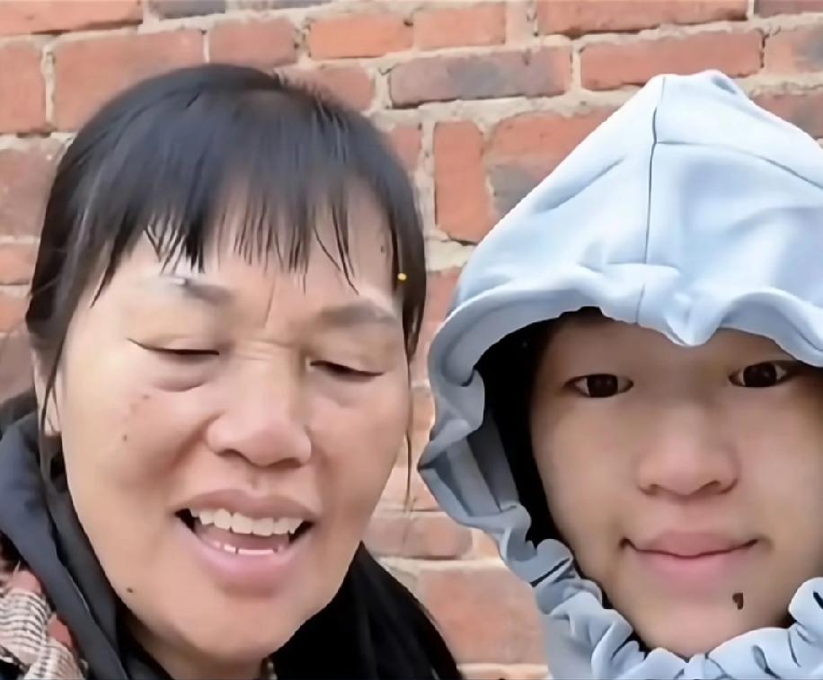全红婵与妈妈的暖心合影，笑容里满是家的味道
 
全红婵和妈妈的合影也太温馨了吧！