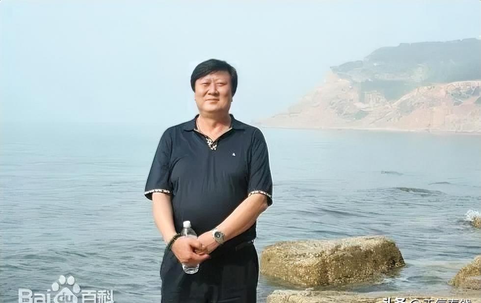汤计不是一个人在跑，是跟着时间裂缝一点点扒开卷宗。
2005年第一次写内参，到2