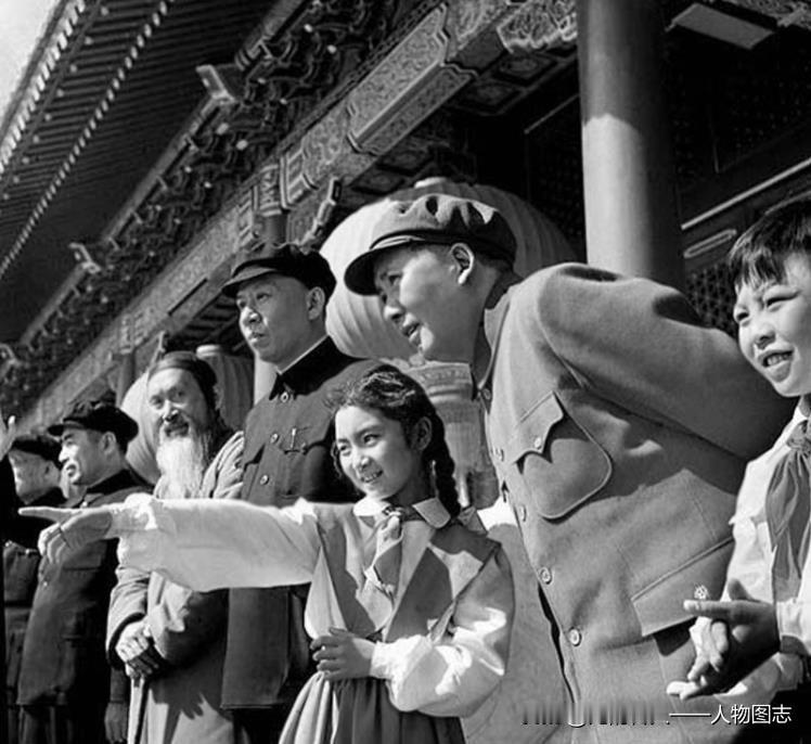 1953年10月1日毛主席在天安门城楼上和少先队员谈话
