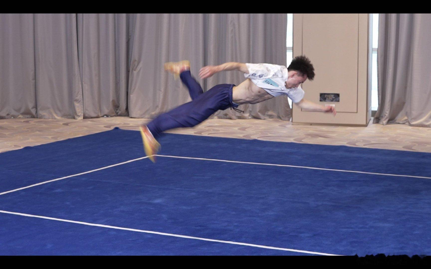 武术人的基本功有亿点基础别羡慕武术人赛场上的帅炸瞬间，你没看到他们背后扎马步扎到