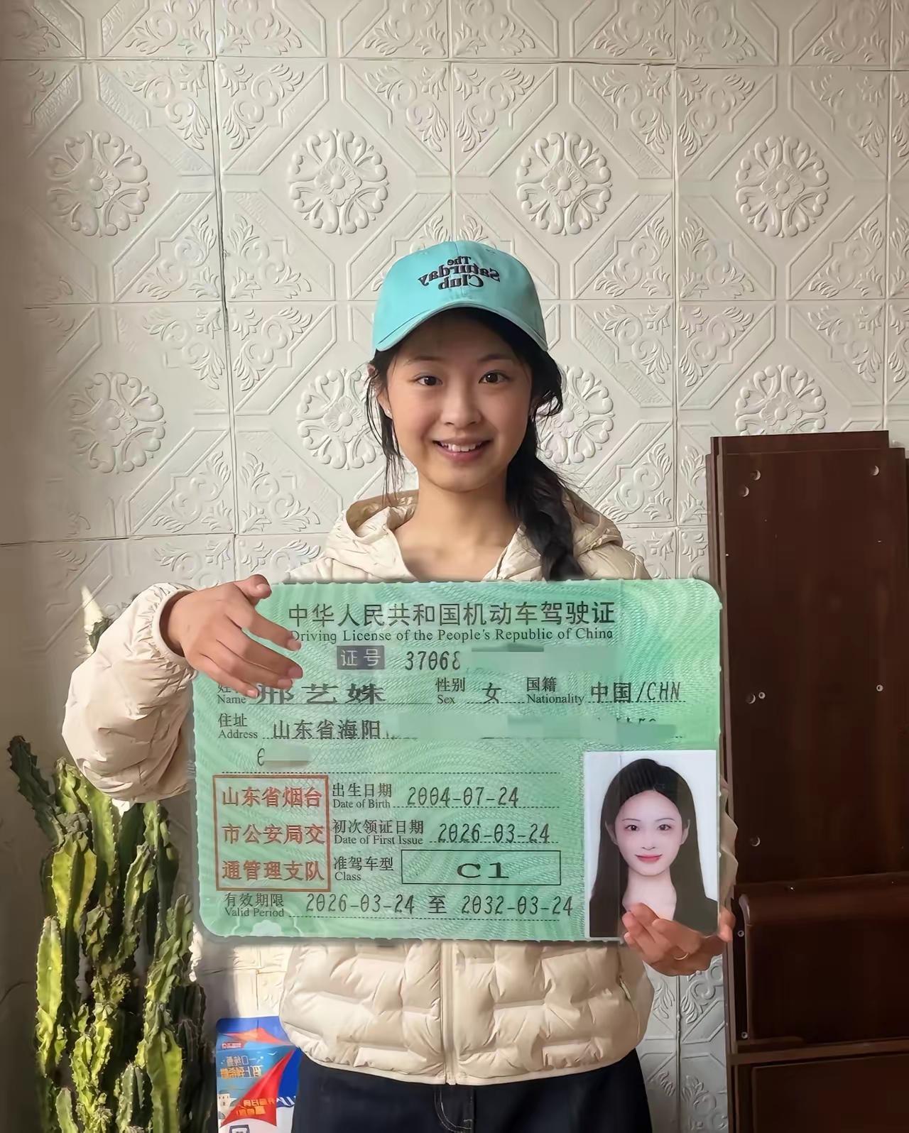 这是考了三年才拿到的驾照吗？搞得这么隆重，是不是待会拍照完了还要放鞭炮庆祝一下，