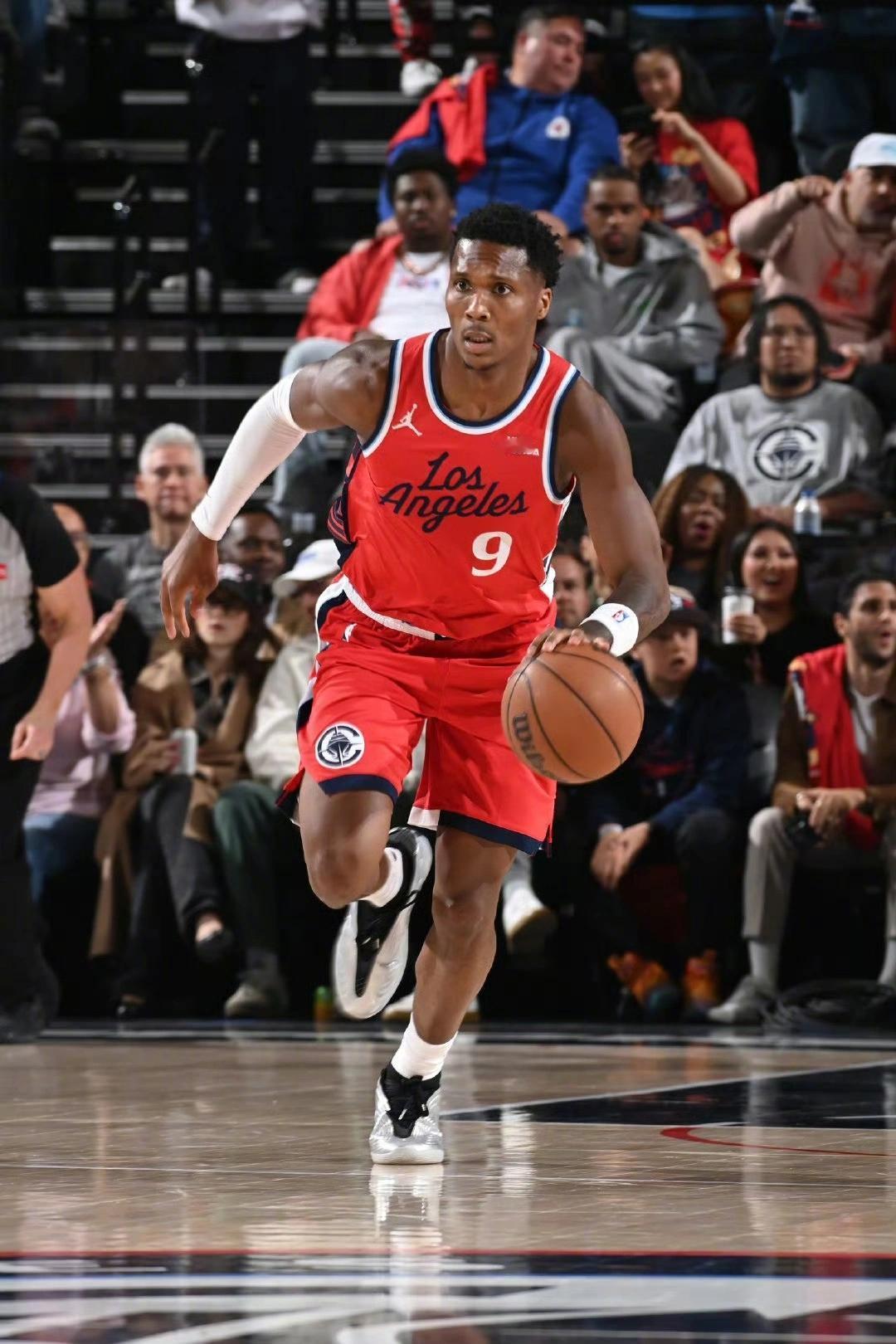 马瑟琳今天虽然是替补上场，但也打了30多分钟，相当于一个首发了，全场16投7中，