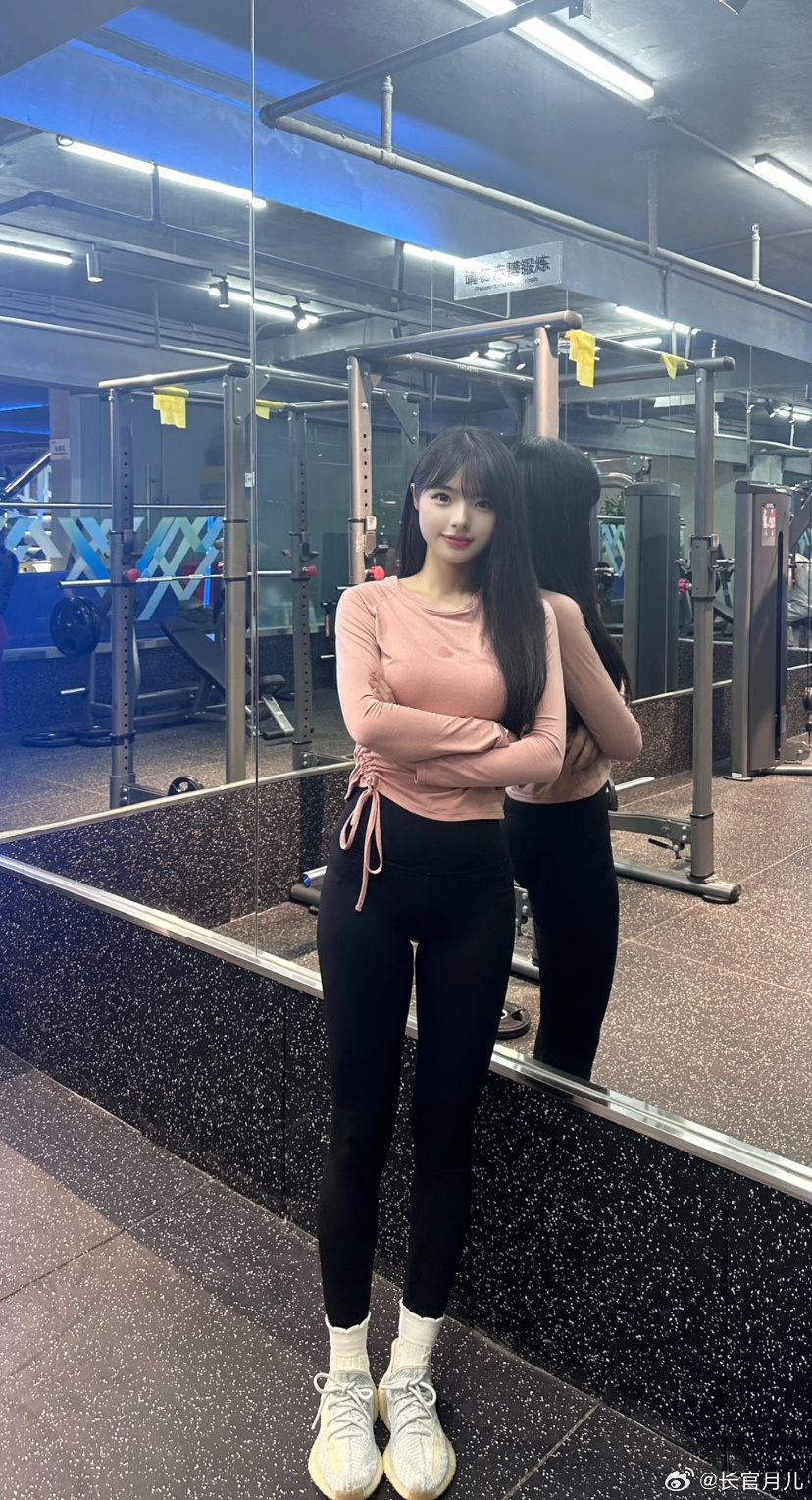 周末健身房打卡，运动。 