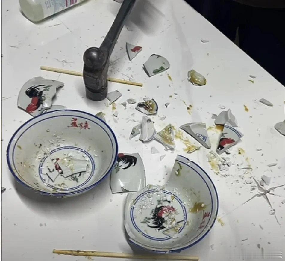 #网红夫妇被传患病多家饭店砸餐具#3日，有网友指出一对博主夫妇疑似有传染病，引发