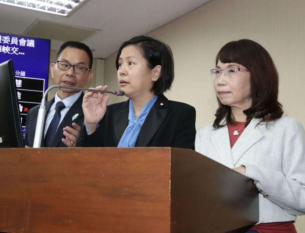 李贞秀成白营烫手山芋？民进党“立委”见缝插针：民众党“血一滴一滴流掉”
台湾民众