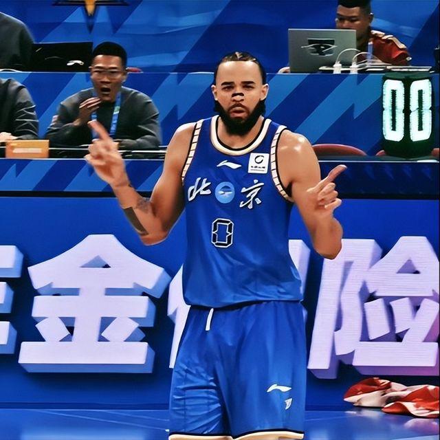 麦基：大家都想看我和大白边对抗，我就让大家看看谁厉害？
北京北汽赛前训练时，大外