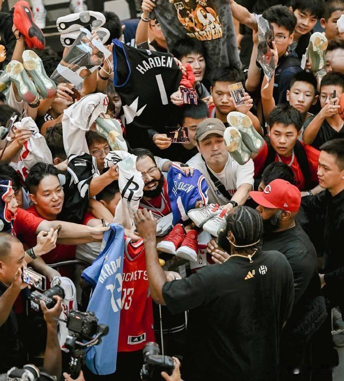 NBA：中国的钱真好捞
哈登结束中国行，在社媒连发20张照片致谢中国球迷！
“每