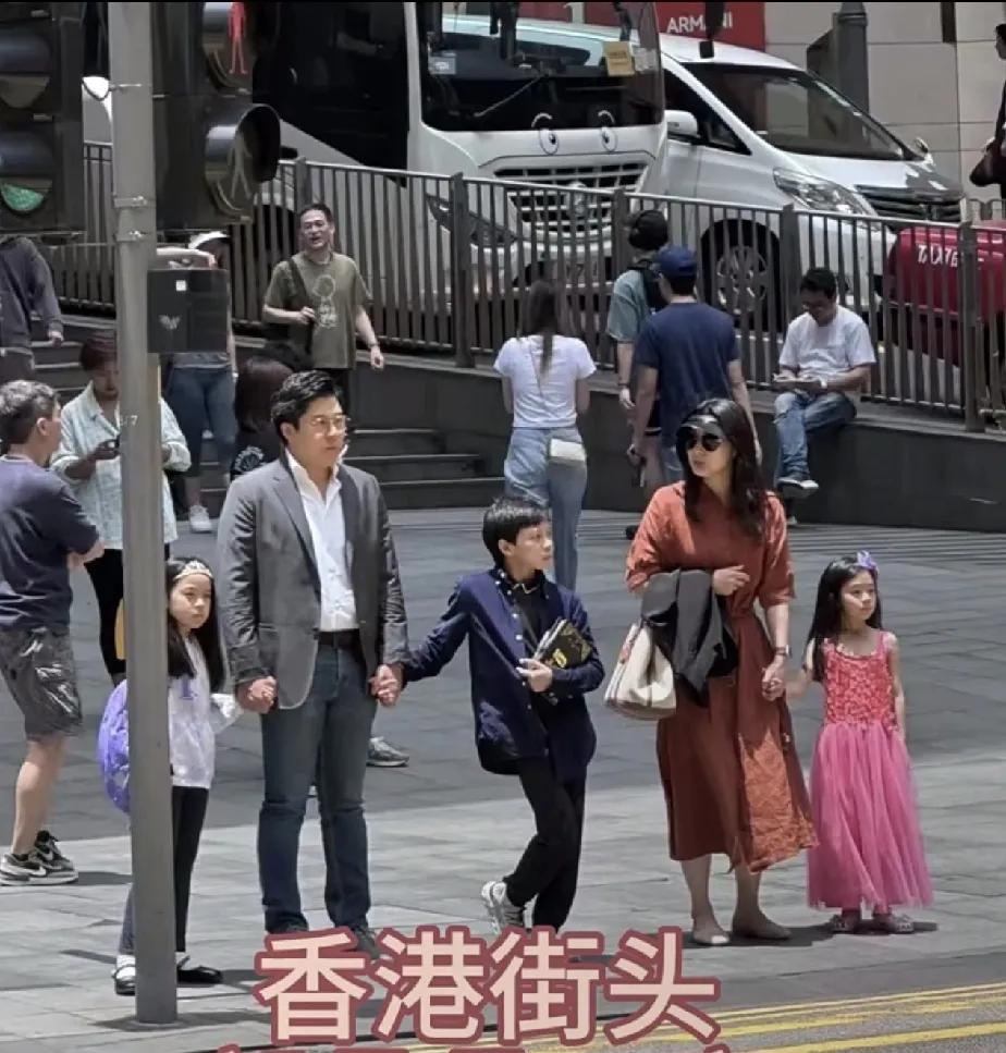 郭晶晶一家，胆子挺大的，
没有保镖，就这样在香港街头溜达。[呲牙]
满满的松弛感