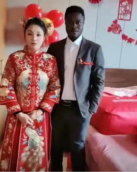 武汉一女子跟一非洲籍黑人男子结婚，婚后黑人老公多次出轨，女子忍无可忍、起诉离婚，
