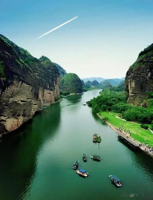 《水调歌头·情怀守善》
 
心慕世间诚，
俯仰见清欢。
平生最惜情谊，
冷暖共相