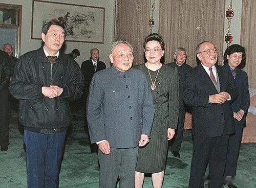 1991年2月14日，邓小平和国家主席杨尚昆（右二）向上海党、政、军负责人祝贺新