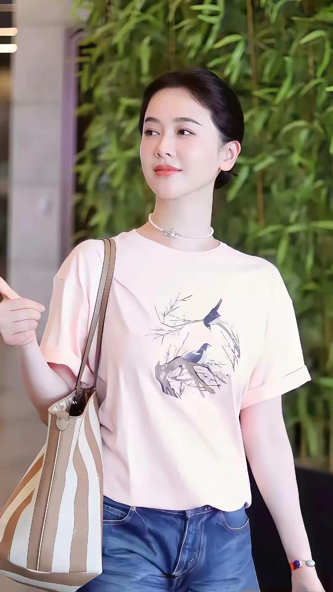 清新夏日穿搭，粉色T恤搭配牛仔裤，轻松自在！🌞👗👖