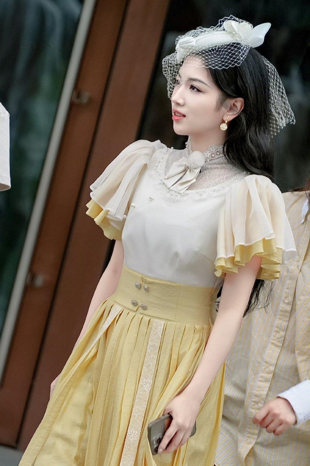 代露娃首录奔跑吧，鹅黄色裙子好看！ ​​​