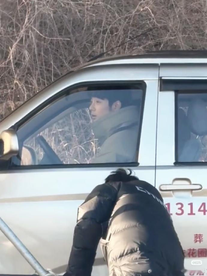 肖战今天开手动挡车肖战开丧葬馆车路透 肖战手动挡车路透来袭，五菱宏光、三蹦子、救