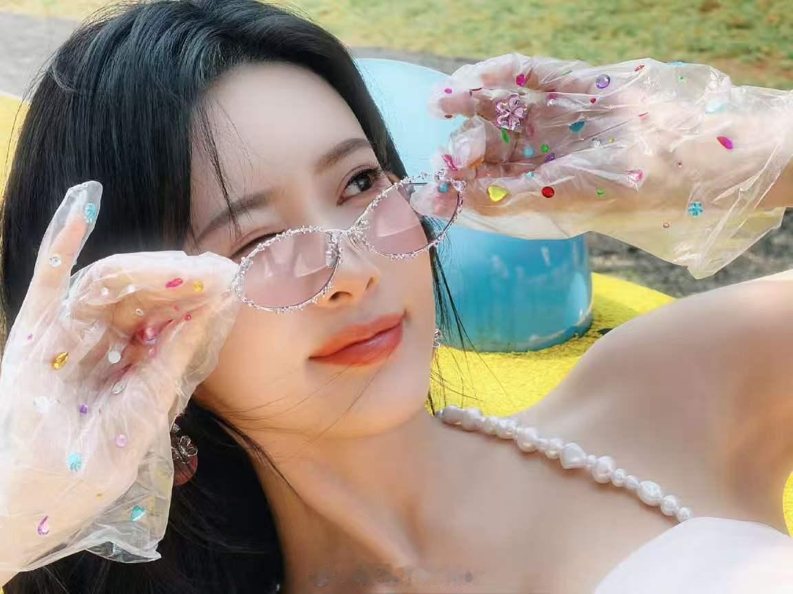 孟子义元气加满孟子义挂脖粉裙奔跑吧 孟子义穿挂脖粉裙元气直接溢出屏幕，灵动又鲜活