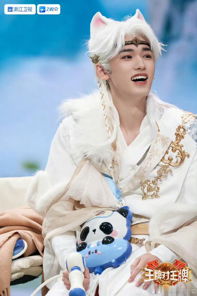 谢娜眼中的宋亚轩犹如魔童降世 谢娜眼中的宋亚轩犹如魔童降世！“魔童”宋亚轩白发狐