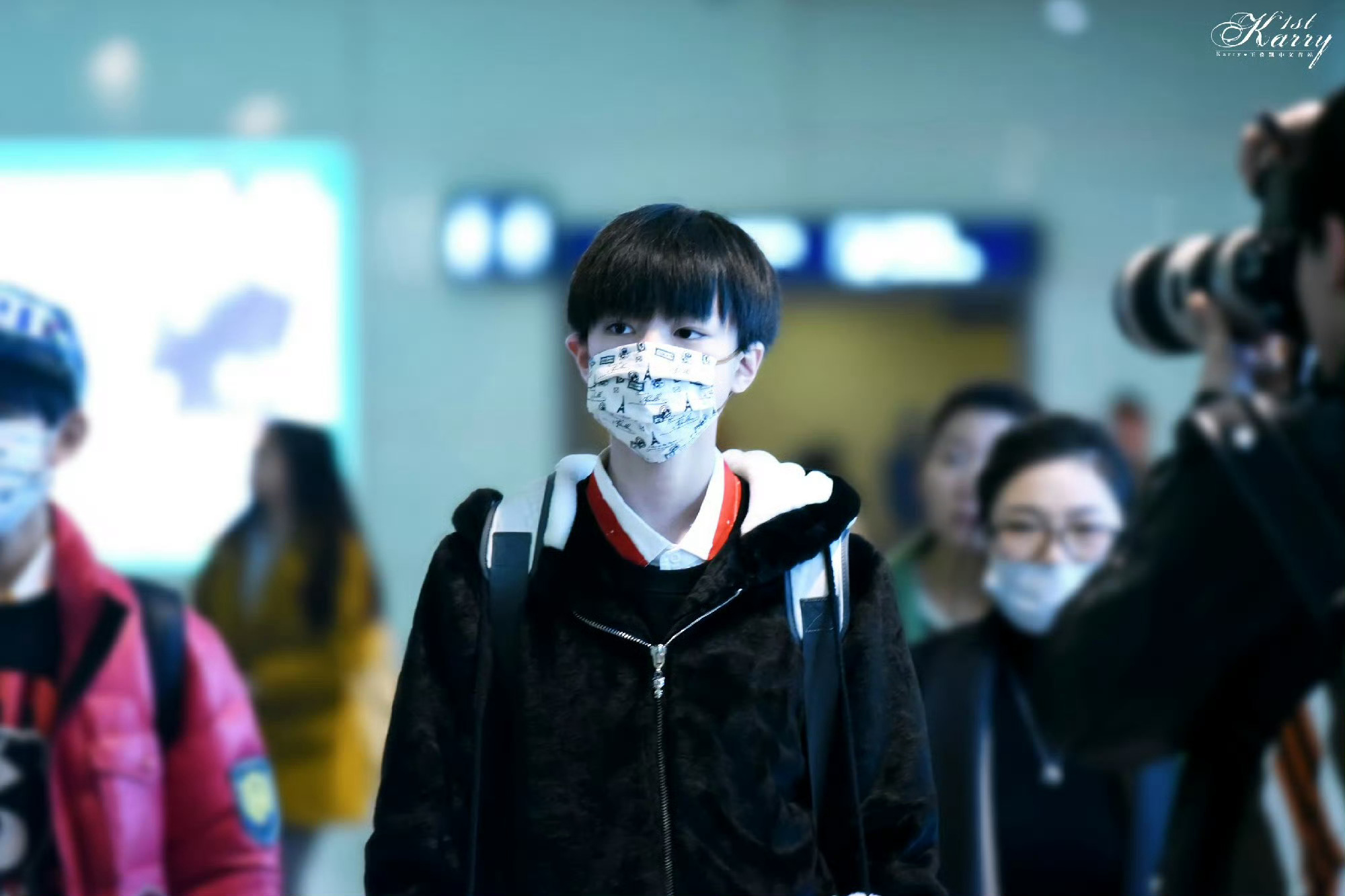 戴口罩的时候耳朵都格外明显😆带图案的口罩&熊猫外套好可爱🥹一身的黑白搭更像小