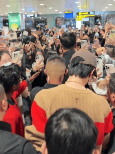 人潮涌动中依然保持温柔本色，蹲下捡帽子的自然举动圈粉无数。 