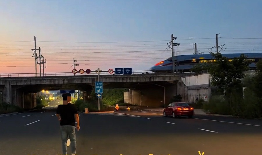 【玉林一男网红站在马路上去拍照】8月10日，网友爆料称：玉林市某地的一名男网红站