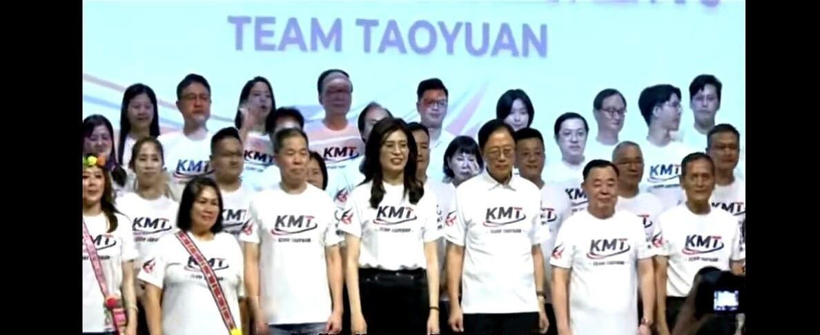 郑丽文这招最狠的地方，不是把凌涛们逼到台下老实站着，而是她根本没去求他们站——她