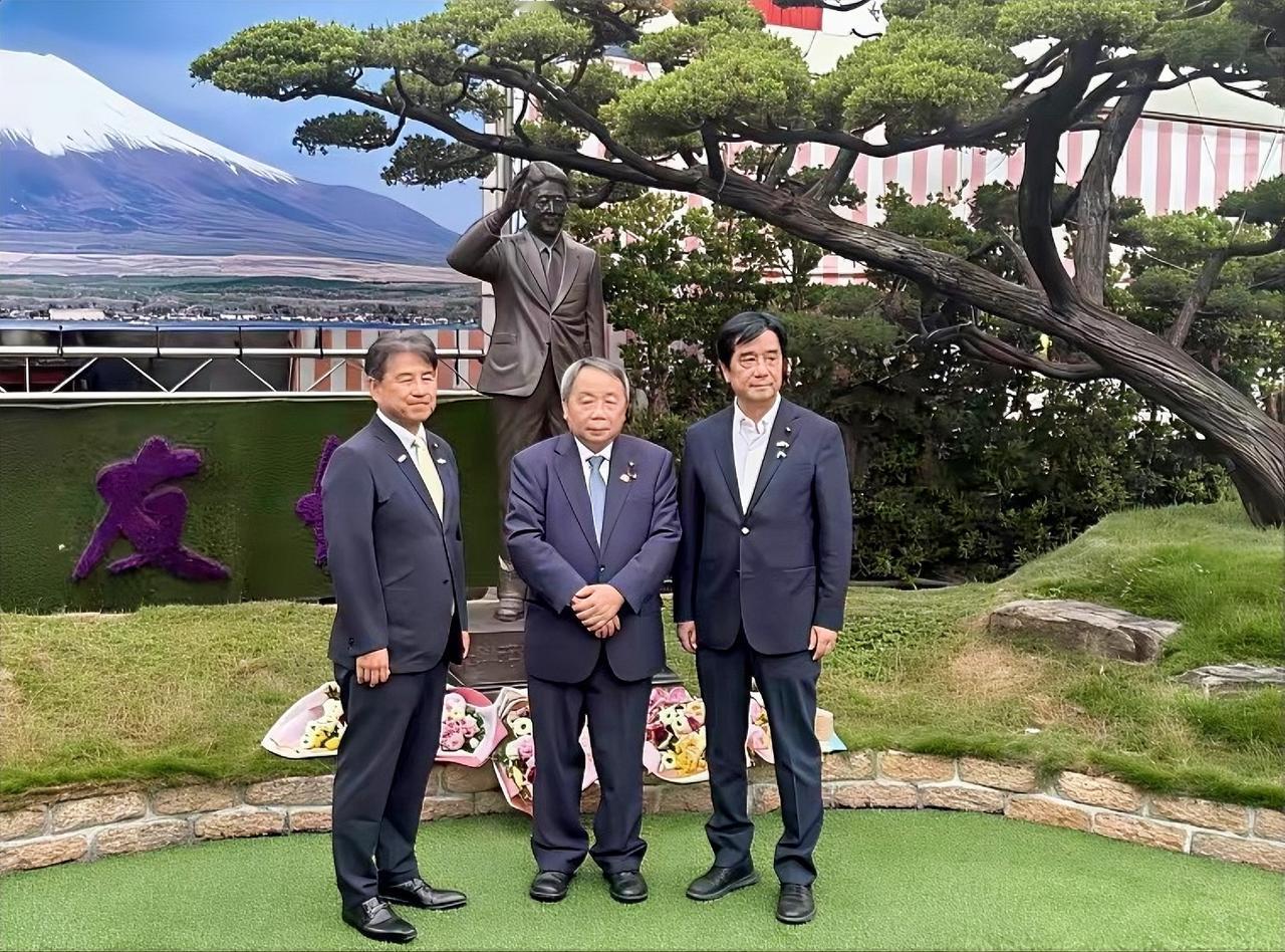 石平最近在台湾高雄的“安倍晋三铜像”前鞠躬参拜。之前8月15日日本投降日那天，他