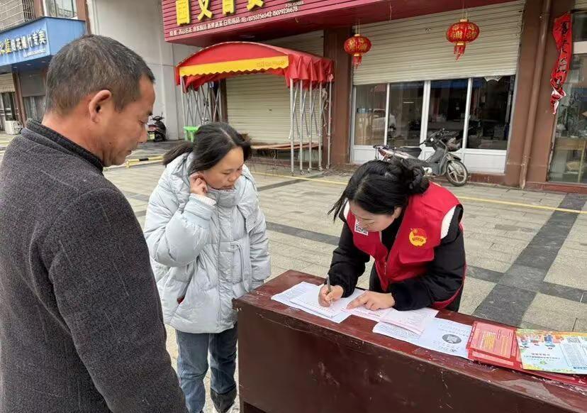 【浪溪镇开展“服务社会，温情救助”宣传活动】为切实保障困难群众基本生活，传递民生