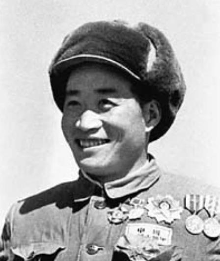 一人一枪，利用地形让敌军一个师八个小时内动弹不得。1953年进城战役中，他乔装称