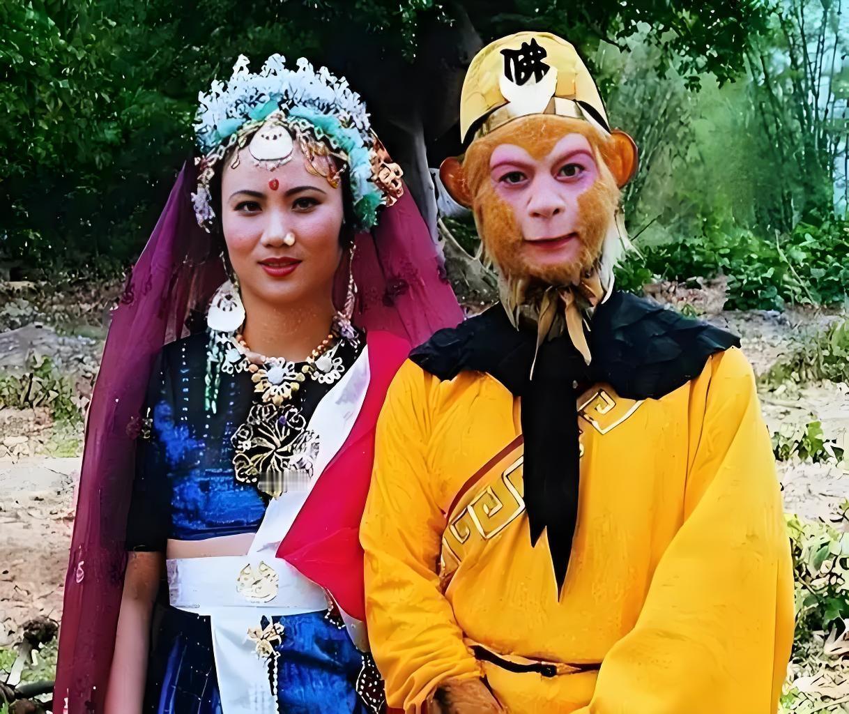 听说这是六小龄童的妻子？

这画风怪怪的，孙悟空竟然和妖精站在了一起？

大圣取