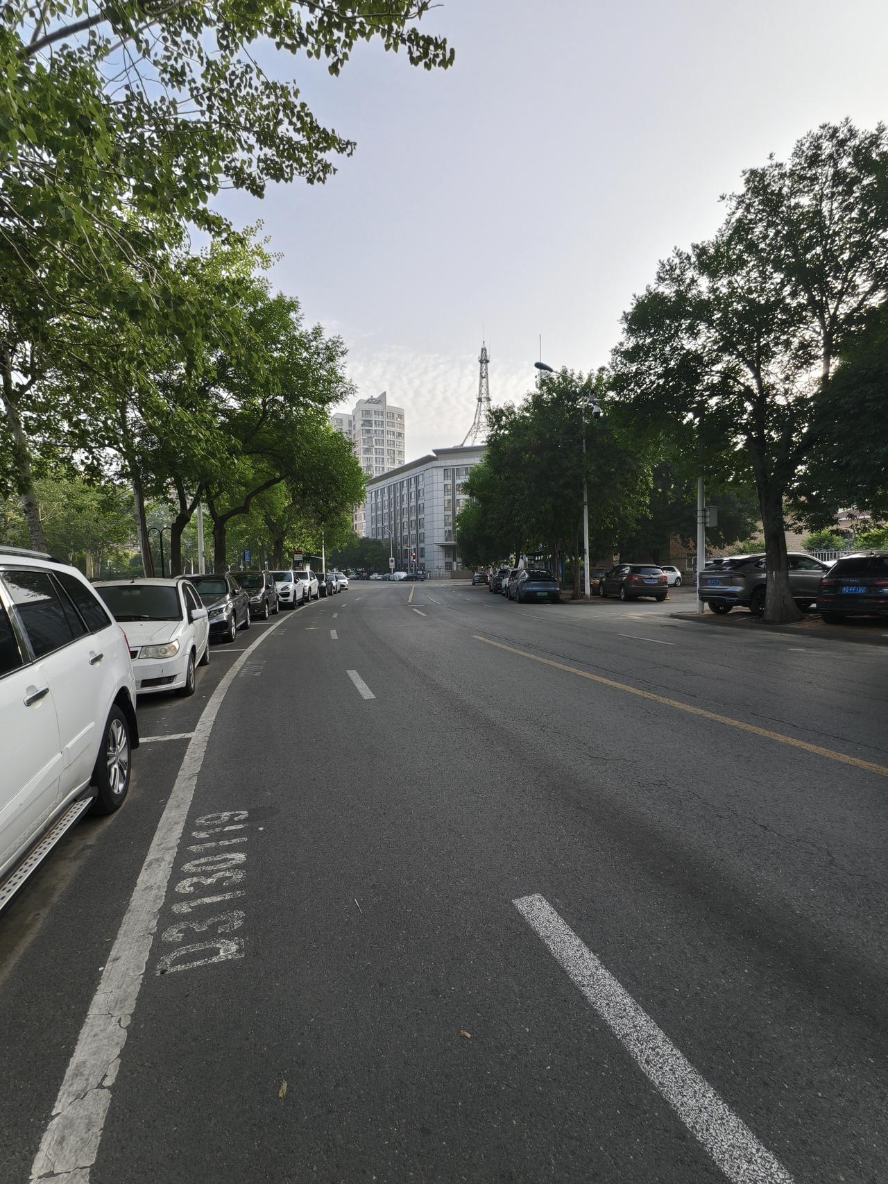 这是南开区广开街道的一处街景，由于是晨跑间拍摄，路上几乎看不到行人和车辆，天津的