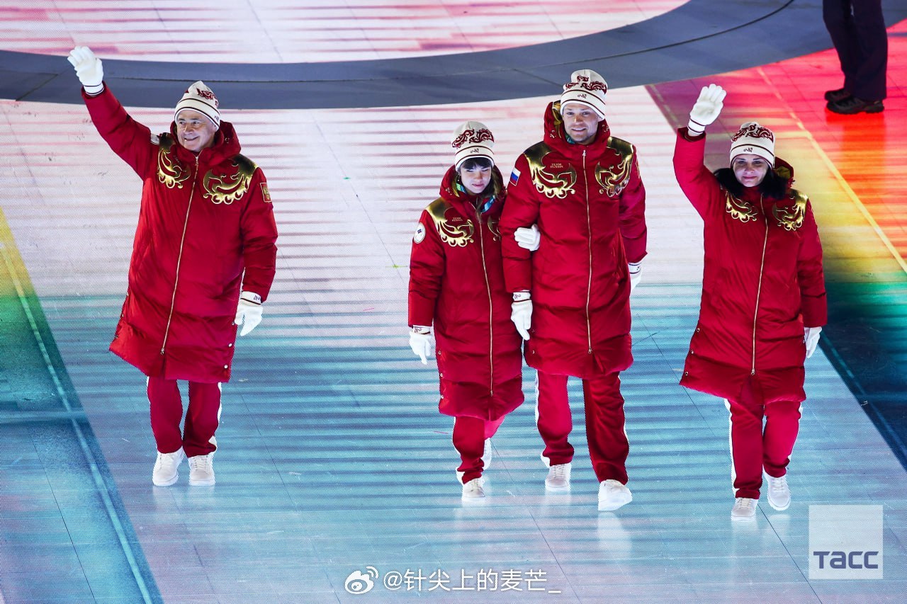 俄罗斯国旗在残奥会开幕式上被高高举起。 