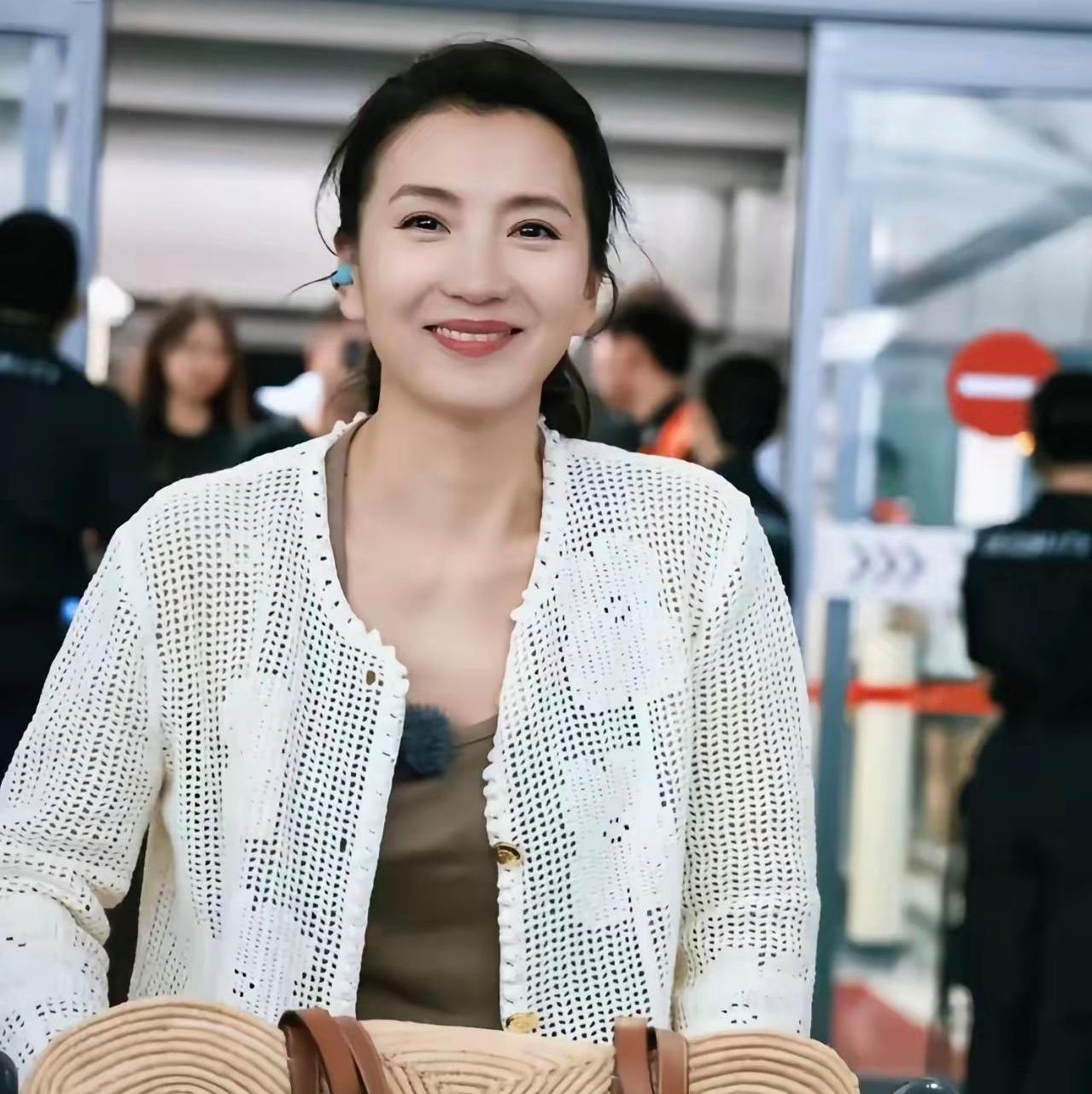 陈好活成女明星最安稳的模样
 
陈好30岁步入婚姻，丈夫身家丰厚，婚后孕育三个孩