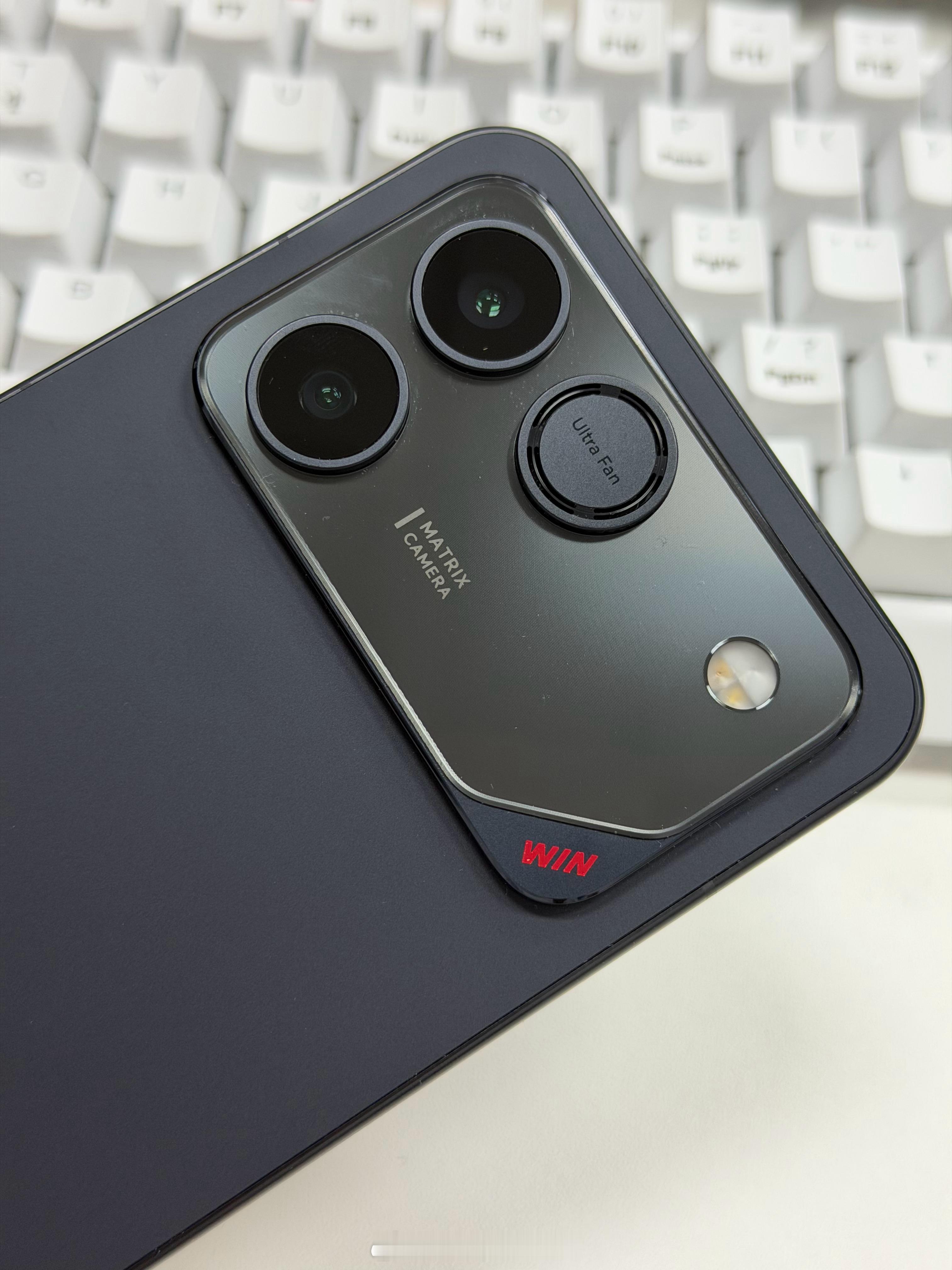 手机为什么要内置风扇 手里还有两个带内置风扇的手机，一个荣耀WIN RT，一个i