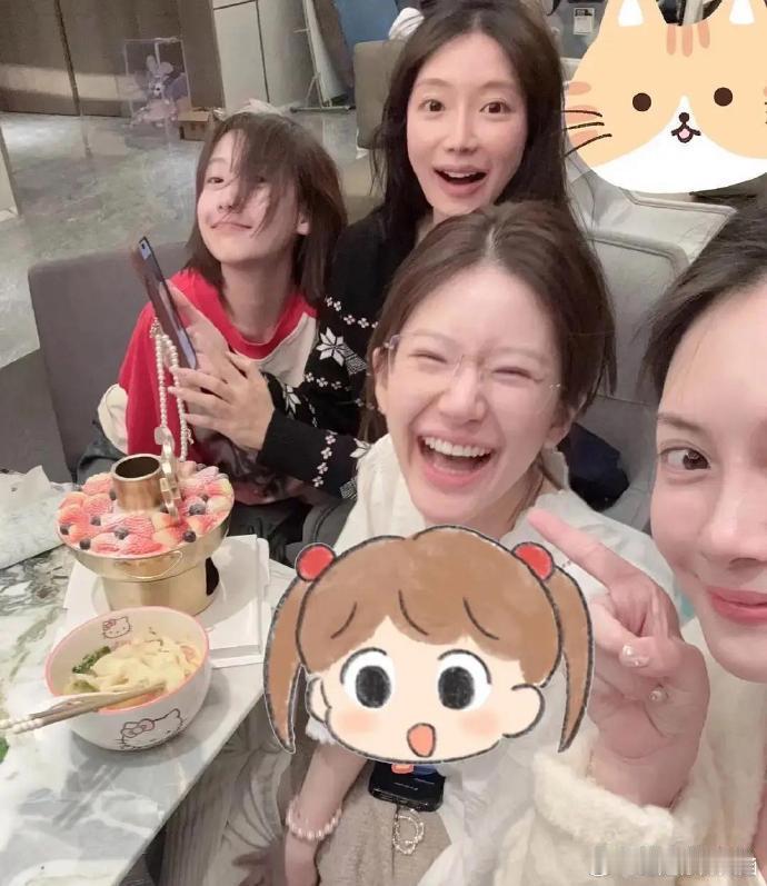 赵露思发布跨年照，状态良好，与友同框，粉丝安心。展望2025，对她而言将是逐渐向
