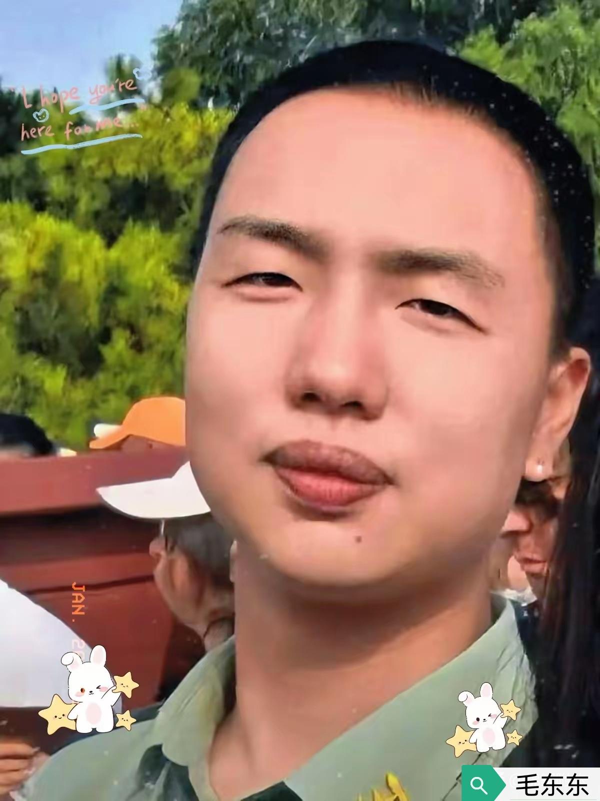 瞧！毛东东下颚也有一个痣，同曾祖父毛主席一样。毛东东与曾祖父毛主席还是同月同日生