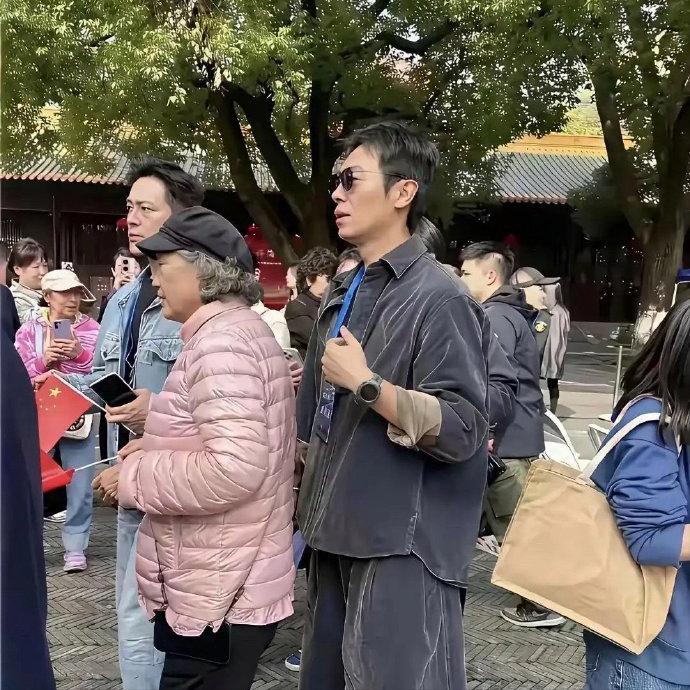 谁懂啊！街头偶遇疑似明星，心跳瞬间加速！五官气质超眼熟，就是嘴瓢卡壳叫不出名字！