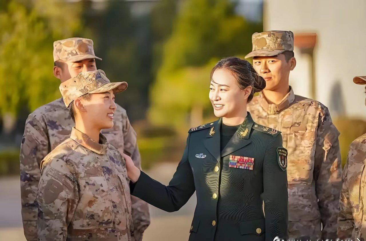 能当到这个级别的女兵，数量肯定比将军少！ 