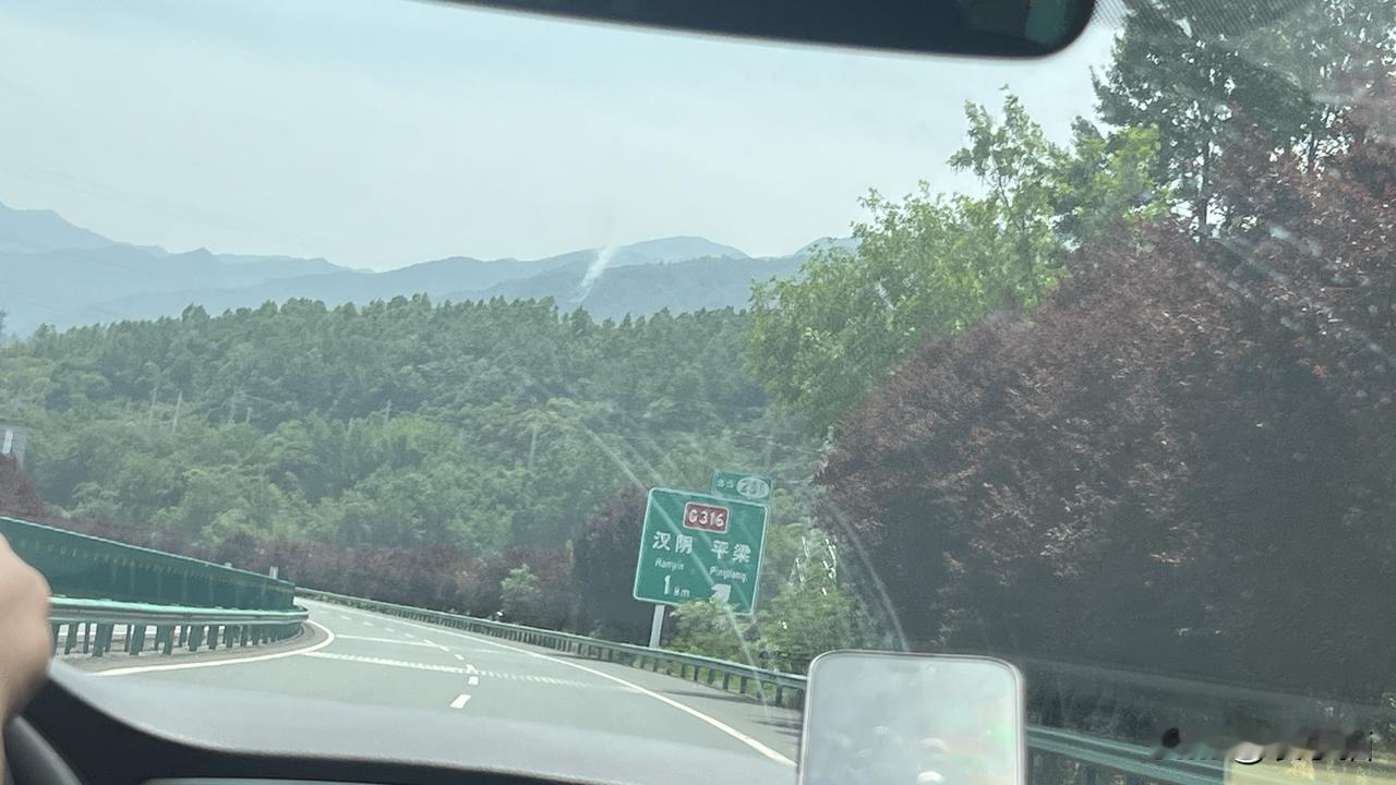 刚到汉阴县，看到山上有那么大的烟，真的很担心是着火了。

汉阴县之前就有过小孩放