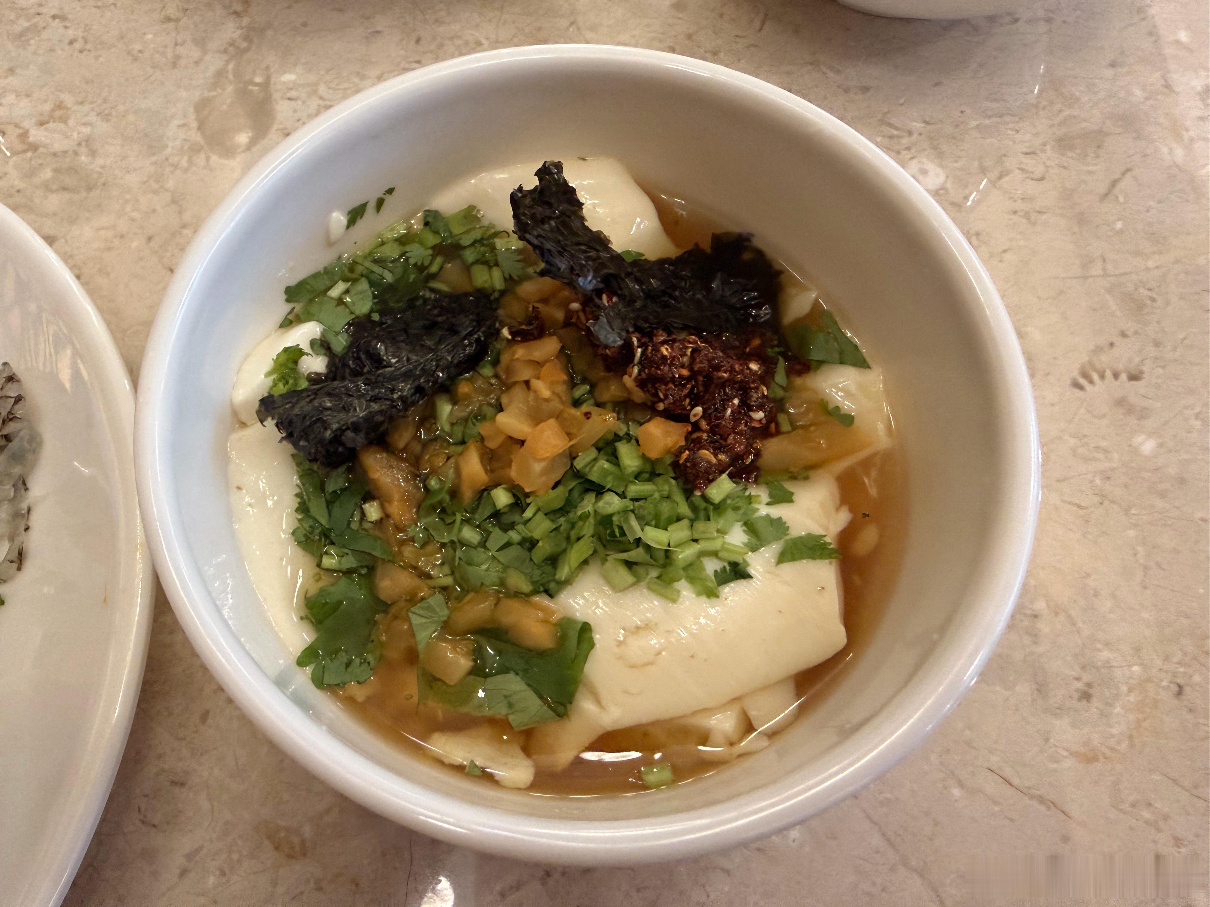 刚才在面档等豆腐脑儿，旁边一哥们儿也在等厨师问他：你要咸的还是甜的？小哥：豆腐脑