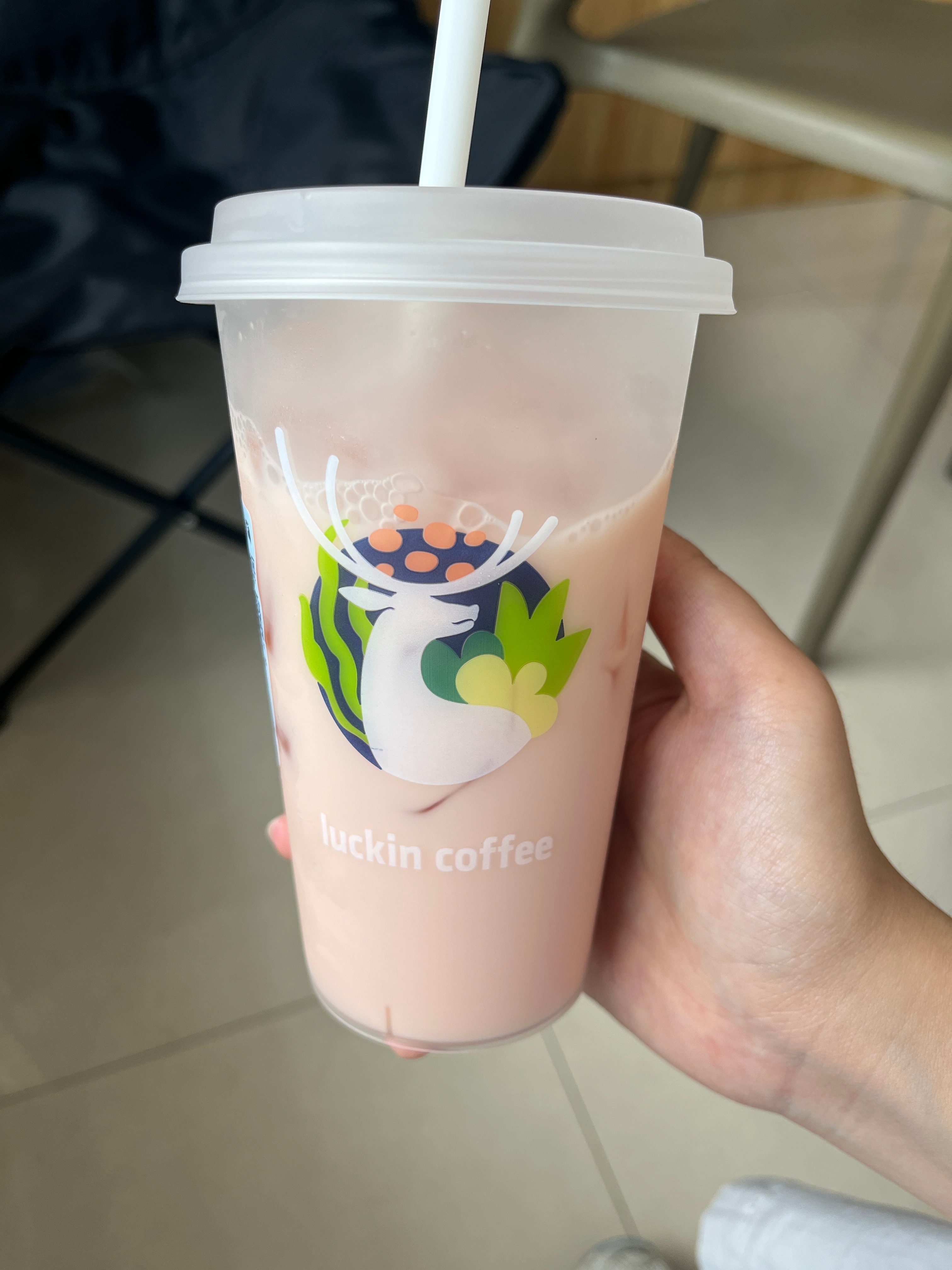 我发现瑞幸的果茶一点糖都不能加不然就甜得发齁低血糖喝了直接去跑马拉松了 